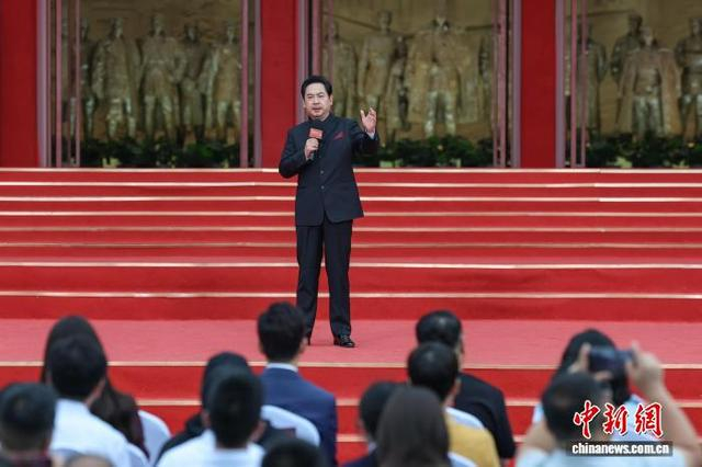 6月28日，特型演员刘劲在朗诵《忆秦娥·娄山关》。中新社记者 瞿宏伦 摄