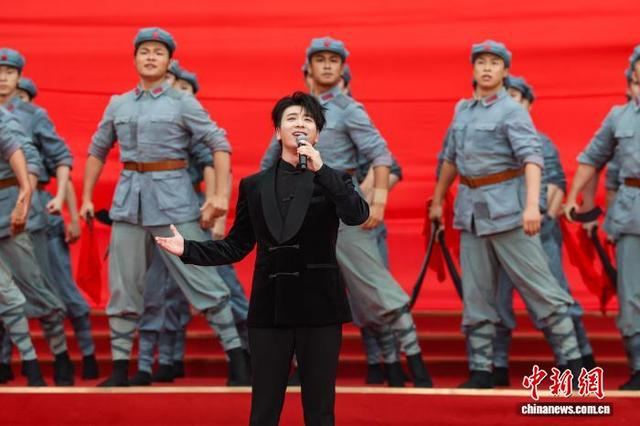 6月28日，歌手蔡程昱在歌舞《四渡赤水出奇兵》中演唱。中新社记者 瞿宏伦 摄