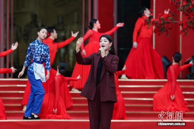 6月28日，歌手降央卓玛在歌舞《映山红》中演唱。中新社记者 瞿宏伦 摄