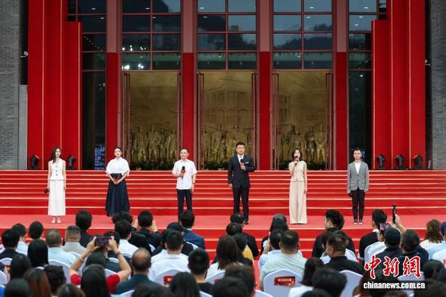 6月28日，演员卢奇、卢海华、何瑞贤、王梓薇等在进行光影故事·伟大征程讲述。中新社记者 瞿宏伦 摄