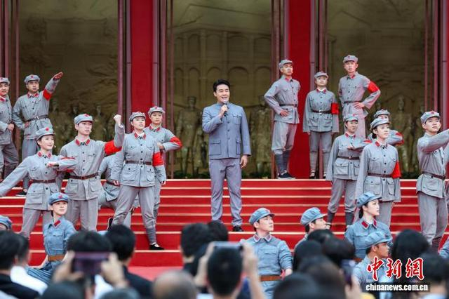 6月28日，歌手张英席在歌舞《红军不怕远征难》中演唱。中新社记者 瞿宏伦 摄