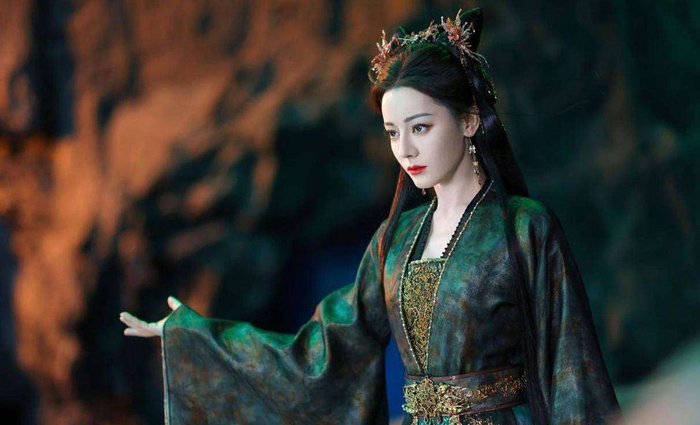 到了2025年，迪丽热巴再次成为时尚界的焦点。她以全球品牌大使的身份，亮相巴黎时装周迪奥大秀，创造了令人叹为观止的经典瞬间。她身着全球唯一的蓝色无袖花朵套裙，礼服融合了洛可可宫廷风和东方苏绣工艺，手工缝制耗时数百小时。就在红毯上，右脚的高跟鞋突然断裂，鞋跟完全脱落。然而，她始终保持着优雅的仪态，踮着脚走完全程，表情管理毫不松懈。这一幕被镜头捕捉后，网友纷纷称赞：别人出状况是事故，她出状况是封神。品牌公关总监亲自上前牵手护送，让这一小小的意外变成了时尚圈热议的高光时刻。2026年3月，迪丽热巴在苏州迪奥高珠晚宴上的表现再次震撼了全网。她身着黑色长裙，佩戴着价值千万的护身符系列珠宝，其中最大的一颗黄钻重达5.77克拉。高清生图中，她的皮肤紧致、轮廓分明，面对镜头时毫无压力，完美融合了东方明艳与法式优雅。品牌为她安排了专车接送，全程为她保留核心位置，待遇堪比嫡长女回家，这一切都昭示着她在国际时尚圈的顶尖地位。 2026年4月，电视剧《白日提灯》热播，迪丽热巴饰演的贺思慕一角引发了极大的讨论。角色热度突破了3亿，让她成为年度首位角色之王。这部剧的奇幻与古装元素的混搭，为角色提供了丰富的想象空间。她的表演既有张力又带着细腻，外放与内敛的交织，让她的每一幕都充满了张力，成功吸引了观众的注意。在短视频时代，观众通过这些精彩片段迅速记住了她的角色。角色造型、台词梗以及剧情反转成为了二次创作的素材，饭圈动员与观众自发传播，让热度一度飙升至顶峰。她的选择眼光和塑造角色的能力再次得到了验证。从《阿娜尔罕》中的青涩到如今的游刃有余，迪丽热巴用她的每一个高光时刻书写着属于自己的成长传奇。无论是极端环境下的坚韧，意外面前的从容，还是角色塑造上的突破，她始终在行动中诠释着明明可以靠颜值，却偏偏要拼才华。这些闪亮的瞬间串联起了她的演艺之路，让观众看到了顶流背后那超乎常人的付出与热爱。