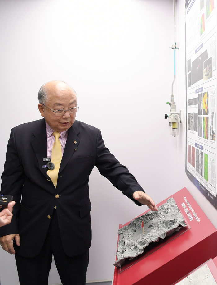 　　2024年6月15日，香港理工大学深空探测研究中心主任容启亮为记者讲解“嫦娥四号”着陆区三维地形模型。新华社记者 陈铎 摄