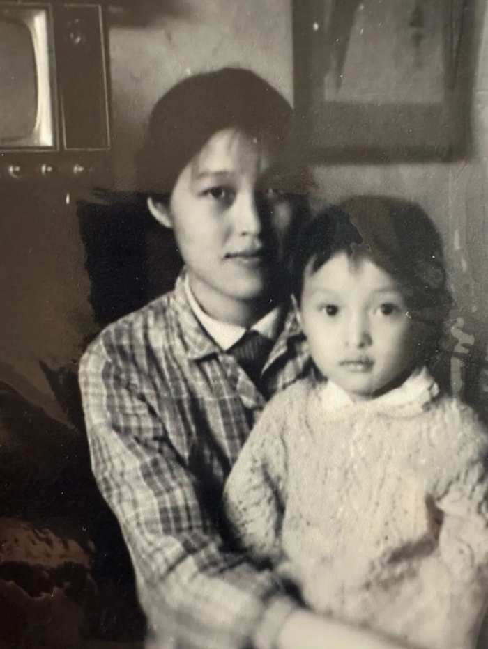 儿时的吴越与妈妈。 图源网络