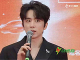 张新成亮相东方风云榜红毯谈演员自我修养