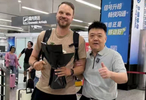 山西新主帅布扎斯已抵太原！球迷接机，采访强调适应+学习中文！