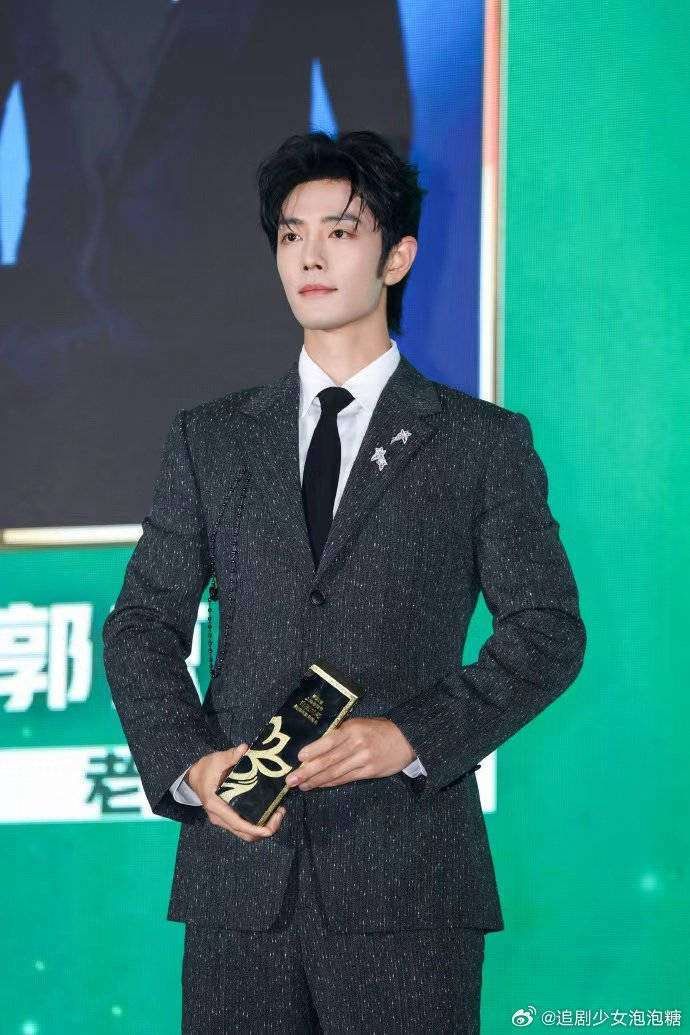 当然，在奖项竞争层面，他所面临的挑战依然不小。本届白玉兰最佳男主角的竞争者中不乏多位经验丰富、作品厚重的实力派演员，而古装题材在该奖项历史上的获奖概率本就相对偏低，这也使得他的竞争之路充满不确定性。但值得注意的是，本届评委会明确强调将以作品质量与表演本身作为核心评判标准，尽量避免被题材类型等固有标签所限制，这也为他的突围提供了更多可能性，使他在一定程度上具备黑马气质。 无论最终奖项归属如何，这次提名本身已经成为他职业生涯中的一次重要认可。从最初被关注的流量偶像，到如今逐步进入专业奖项视野的演员，他在长期的剧组沉浸与持续创作中完成了身份层面的转变。未来，他仍将把重心放在作品本身，以更稳定、更成熟的表演方式回应观众与行业的期待，在更长的时间维度中持续证明自己的演员路径。