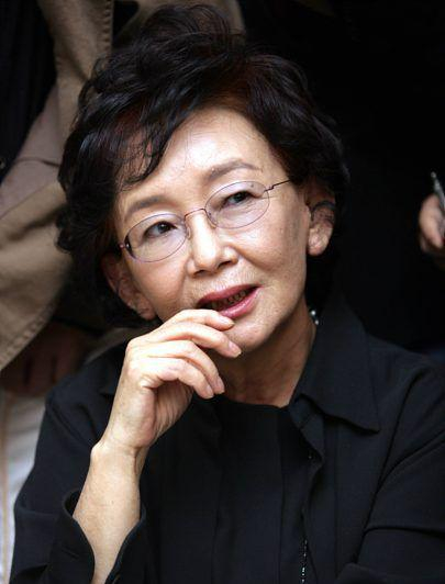 韩国金牌电视剧编剧金秀贤，所编作品总是以家庭为中心，重视韩国民族情感。