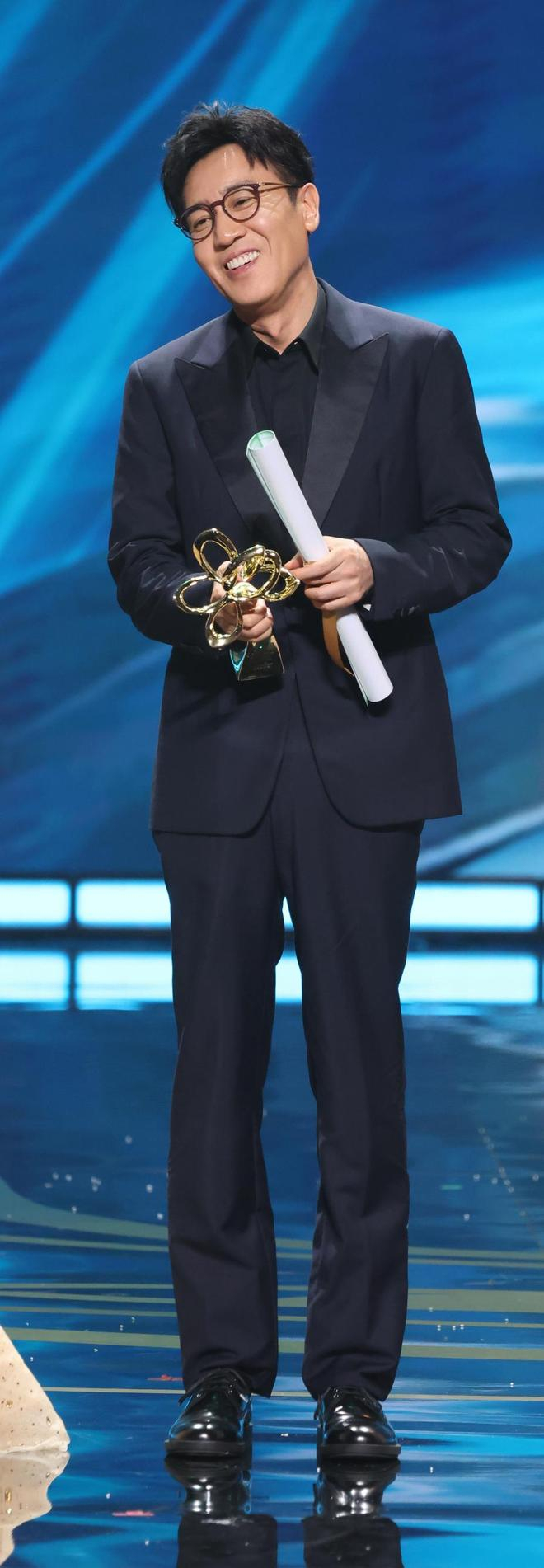 饰演《沉默的荣耀》中“吴石”一角的于和伟斩获最佳男主角奖项，这是他第三次捧起白玉兰奖杯。糜俊豪 摄
