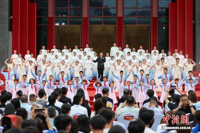 6月28日，歌手王传越在演唱歌曲《国家》。中新网记者 瞿宏伦 摄