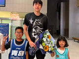 杨瀚森荣耀归来！备战世预赛深夜抵达青岛，霸气发声助力中国男篮