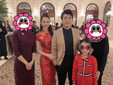 网友晒与郎朗夫妇合照，吉娜身穿红色旗袍巴掌腰抢镜，真人太瘦了