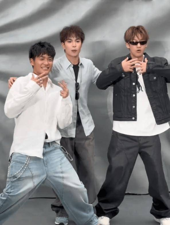 当王元也、邹明轩、Joe三人再次站在一起合影时，画面显得格外有冲击力。没有刻意的摆拍感，也没有综艺里的任务设定，只是简单并肩站立，却足以唤起一代观众的记忆共鸣。从镜头前的孩童，到如今的少年，他们的变化不仅是外形的成长，更像是时间在他们身上留下的一种安静而清晰的轨迹。