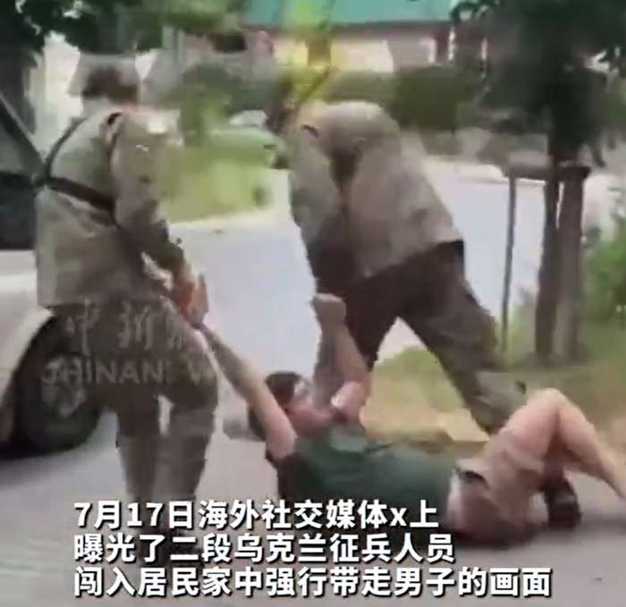 乌克兰征兵人员强行带走居民。 视频截图
