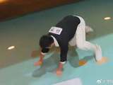 郑恺女人缘太绝了，被三个女生追着撕名牌，都快被吓死了丨奔跑吧