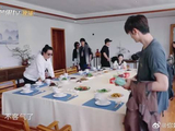 真是饿了，看着桌子上的美食，郑钧口水快流出来了