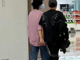 歌手谢霆锋王菲西安机场同框 26年感情引争议 网友态度为何一边倒？