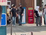 网友韩国爱宝乐园偶遇IVE全员抱娃娃与粉丝互动