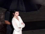 关晓彤新剧杀青，雨中撑伞清冷感十足