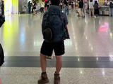 一名叫张子墨的艺人落地双流机场，现场大批疯狂粉丝接机场面太夸张…
