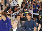 韩国足主帅等部分人员回国 机场响起嘘声 | 韩联社