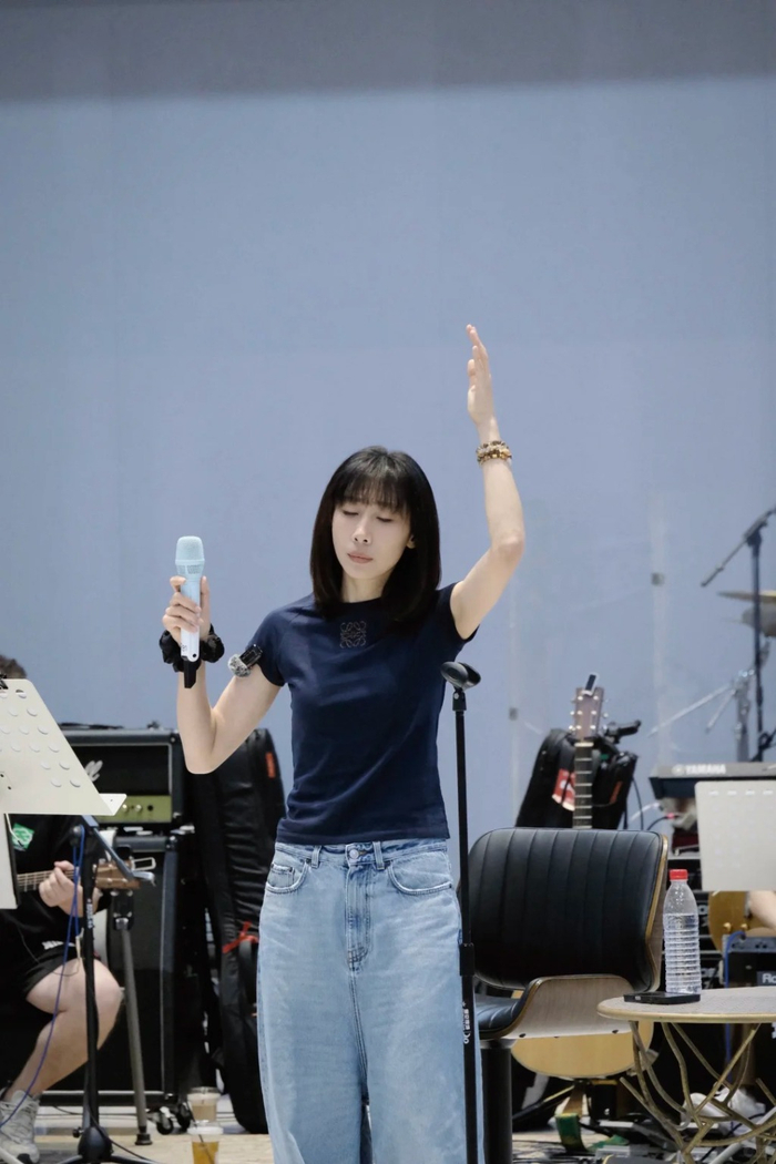 为深圳演唱会彩排中的任素汐