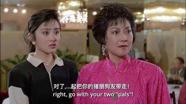 在1987年香港喜剧电影《精装追女仔》中，梁珊（右）饰演女主角张敏的母亲“刁太”。（剧集截图）