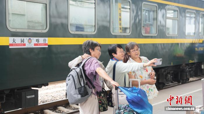 国铁太原局加密开行旅游专列 服务暑期银发旅游热