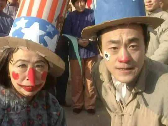 张少华（右）饰演张婶，何冰饰演孙焕章