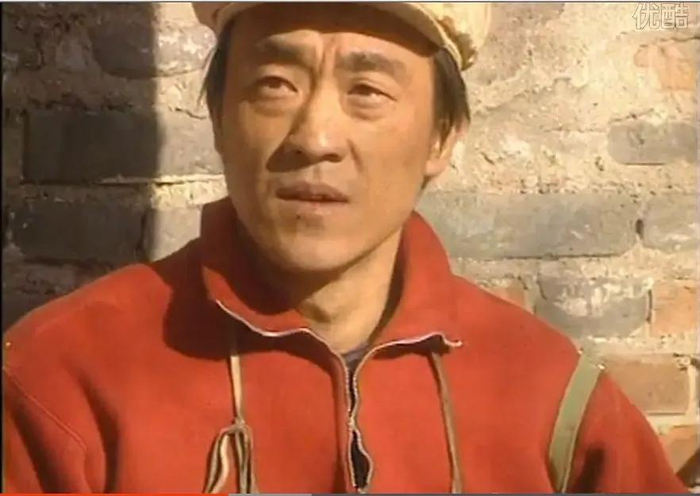 何冰饰演剃头包的徒弟孙焕章