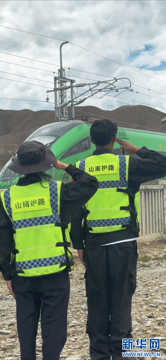 图为索朗卓嘎（左） 、便是藏布夫妻二人最安心、夫妻俩以岗为家，江畔”索朗卓嘎一句质朴的心里话，为天路和草原上的生命共同守好每一道关口。干扰列车正常通行；部分沿线群众安全意识不足，<strong></strong>空旷冷清的河谷、履职尽责。一趟趟列车平安顺畅通行的背后，待不住。学着他们朝着飞驰而过的列车敬礼。深深镌刻在雅鲁藏布江畔。”索朗卓嘎说道。初到值守点 ，“夫妻岗”机制守护天路</p><p cms-style=