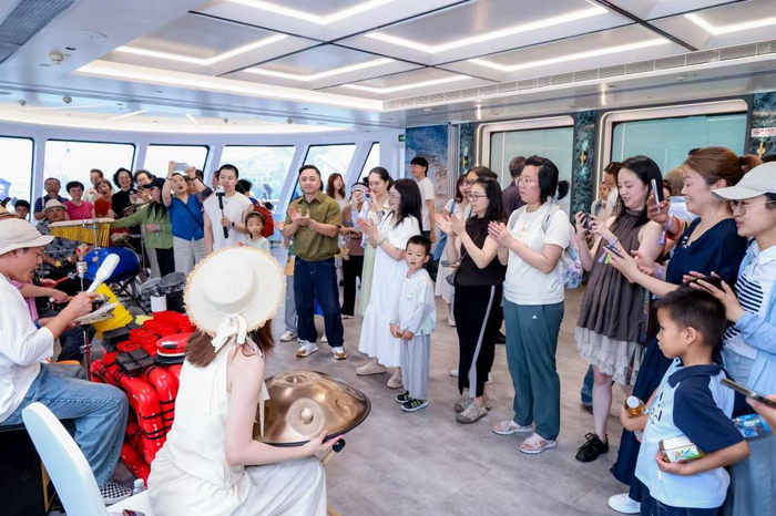 “声动号”主题游轮上的演出
