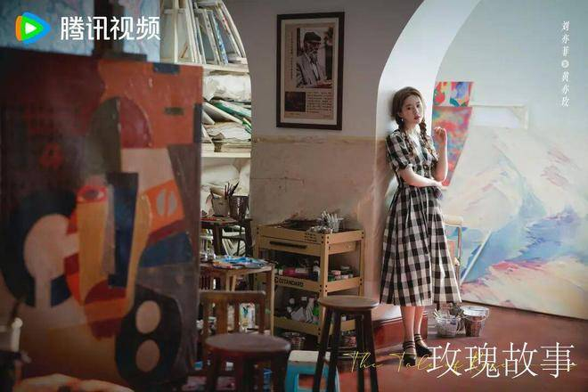 第三阶段，《爱情没有神话》让亦舒女郎更加接地气、丰满。林展翘兼具事业有成、理智冷静与温度与瑕疵。她与情感回避型伴侣何韩的关系，展示了理性与感性交错、退让与坚持并存的真实状态。亦舒女郎不再是高高在上的纸片人，而是有血有肉、可脆弱却仍掌握人生方向盘的真实女性。 这一变化反映了观众对女性形象的审美进化。当大女主不必完美无缺，展现挣扎与成长的角色，反而更能引发共情。亦舒IP也因此不断调整女主人设，回应时代审美变奏。从最初靠狗血冲突借壳上市，到探索原著精神内核，再到赋予角色复杂人情味，亦舒IP的每一次迭代，都映射市场对值得书写的女性形象认知的不断修正，也证明了只要与时代共鸣，几十年前的故事仍能绽放出新光芒。