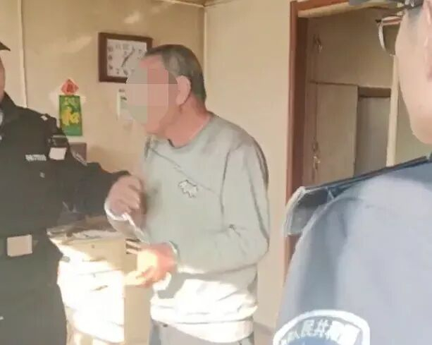 ▲2026年4月21日，受害人家属发现潜逃28年的刘桂林后报警，警方将其抓获。 视频截图