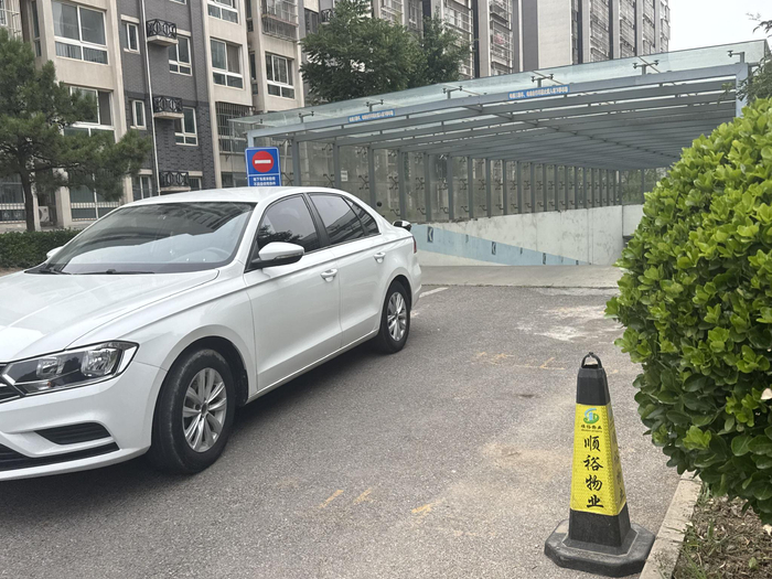 观林阁小区，不时有车辆进出地下车库。新京报记者 耿子叶 摄