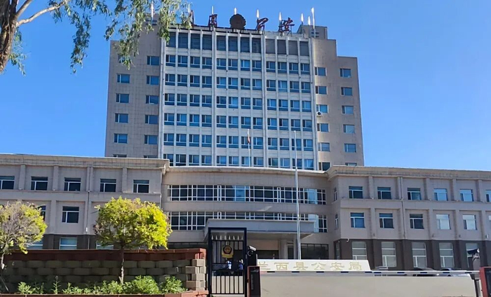 ▲兰西县公安局。因为父亲被杀害一事，邹凤利最近几年经常前往兰西县公安局询问案件进展。新京报记者 韩福涛 摄 