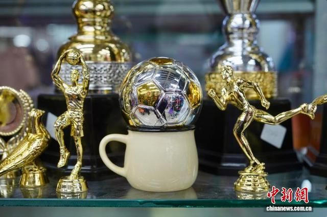 4月21日，义乌商家店内陈列的足球类奖杯配件。董易鑫 摄