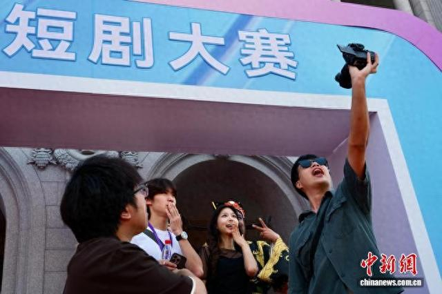 2026两岸青年微短剧大赛颁奖典礼26日在浙江金华横店举行，两岸青年自拍合影留念。钱晨菲 摄