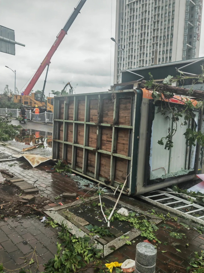 黄冈市马路边的公共服务亭被龙卷风吹倒。受访者供图