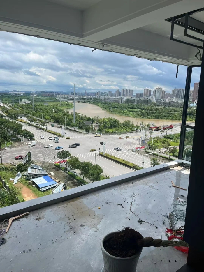 人被卷起，家被吹空：龙卷风横扫黄冈的20分钟