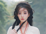 冯提莫素颜逛街被偶遇，真实颜值跟直播相差巨大，美颜功能太强大