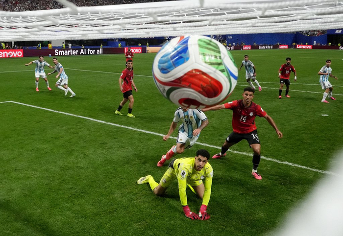 当地时间2026年7月7日，美国亚特兰大，2026世界杯1/8决赛，阿根廷对阵埃及。阿根廷队10号球员梅西，打入球队第二球。（注：图片由球门内的遥控摄像机拍摄）。