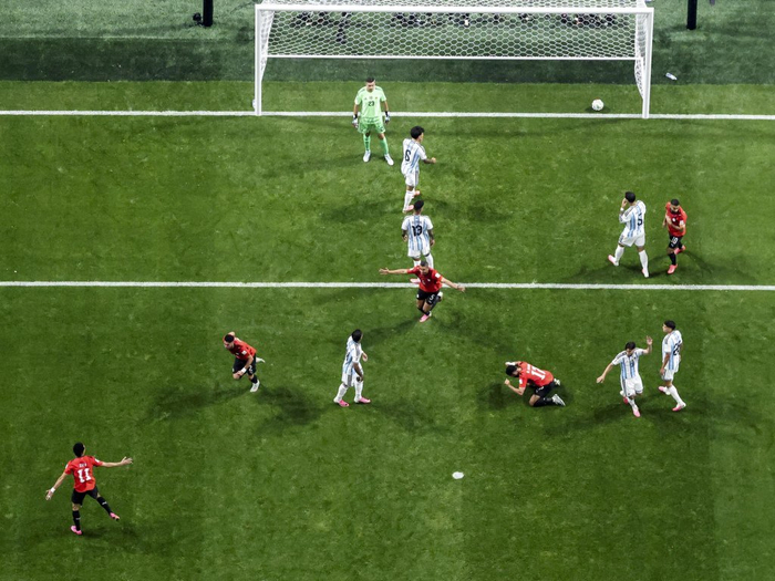 当地时间2026年7月7日，美国亚特兰大，2026世界杯1/8决赛，阿根廷对阵埃及。阿根廷队球员恩佐·费尔南德斯（左一）破门瞬间。新华社记者 陈益宸 摄