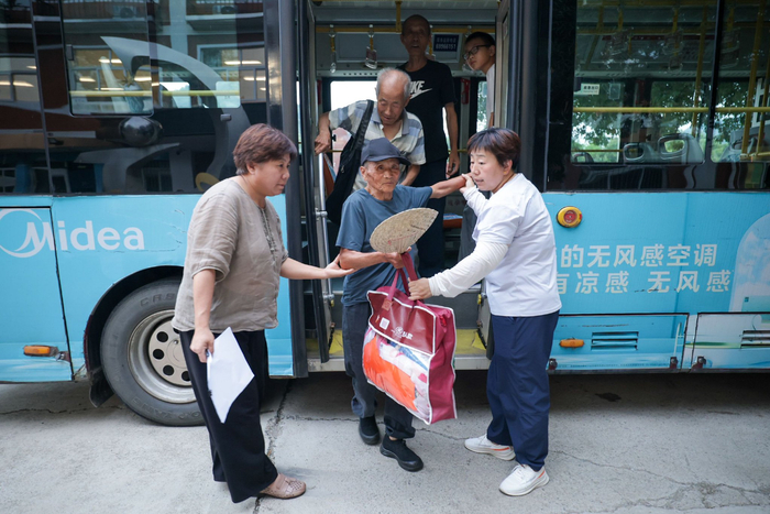 转移安置的村民抵达熊儿寨中心小学。新京报记者 王子诚 摄