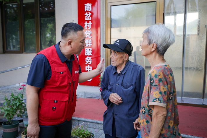 平谷区熊儿寨乡南岔村，工作人员向村民说明情况。新京报记者 王子诚 摄