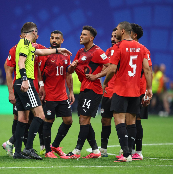 当地时间2026年7月7日，美国亚特兰大，2026世界杯1/8决赛，阿根廷对阵埃及。埃及队球员法蒂和萨拉赫向主裁判勒泰西耶申诉。视觉中国 图