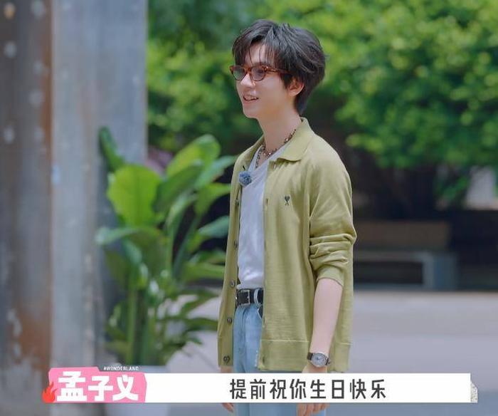 7月9日，孟子义的新剧《百花杀》即将播出，她又将频繁现身宣传。此后，她还有《三线谜回》《尚公主》等待播作品；从《将门独后》无缝进组《爱在无尽夏》，可见她在观众中的人气、在市场和资源上的认可度之高。相比早年与一些男明星接触时的谨慎，如今的孟子义，自信从容，完全不同往昔。娱乐圈，不红就是原罪，但她用实力与亲和力，证明了自己属于那个闪亮的行列。