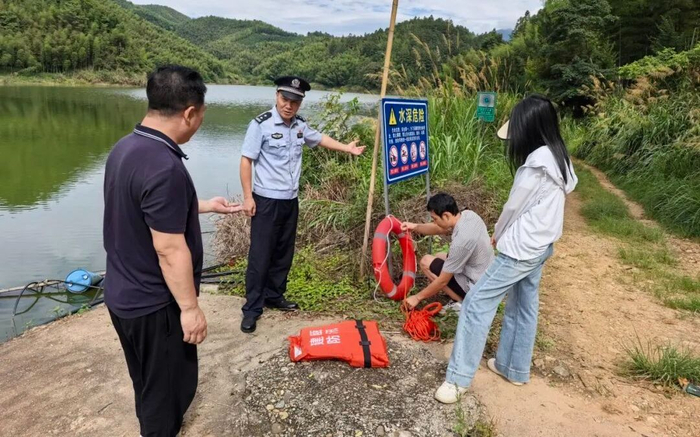 建瓯市多部门联合巡查水库、河道等涉险区域。水利部供图
