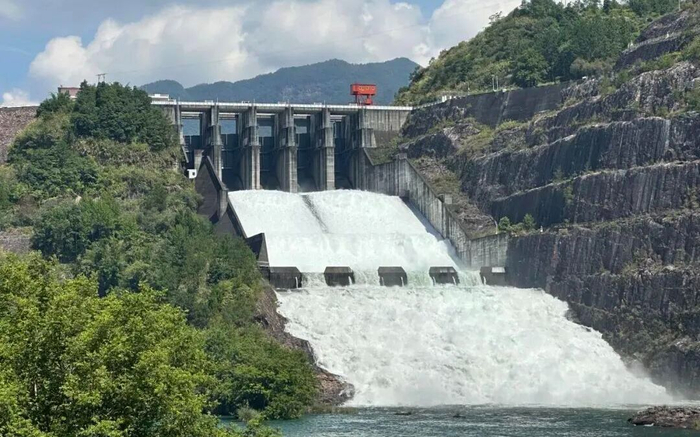 温州珊溪水库溢洪道开启两孔泄洪。水利部供图
