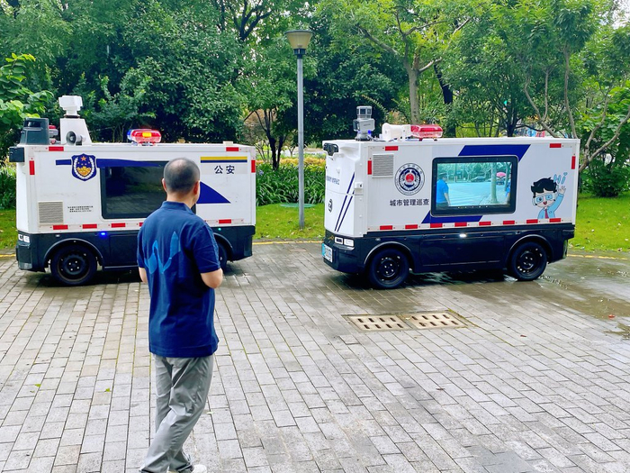 目前张江AI小镇已经投用的无人车